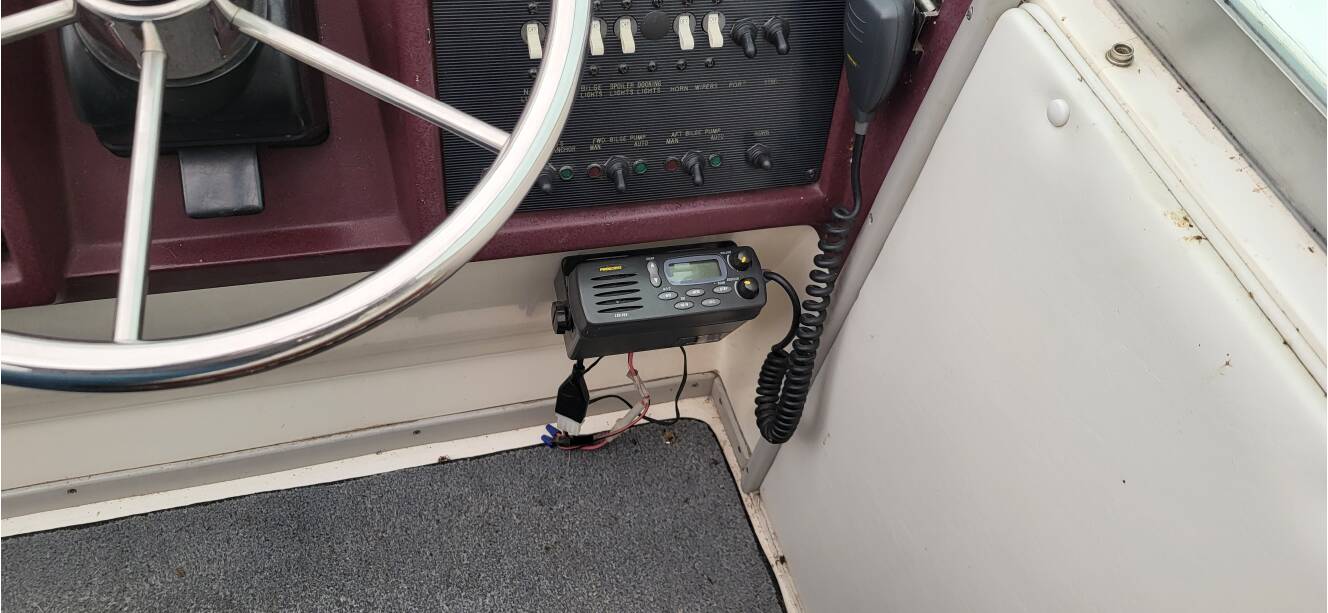 A photo of this 1990 Sea Ray 390 Express Cruiser