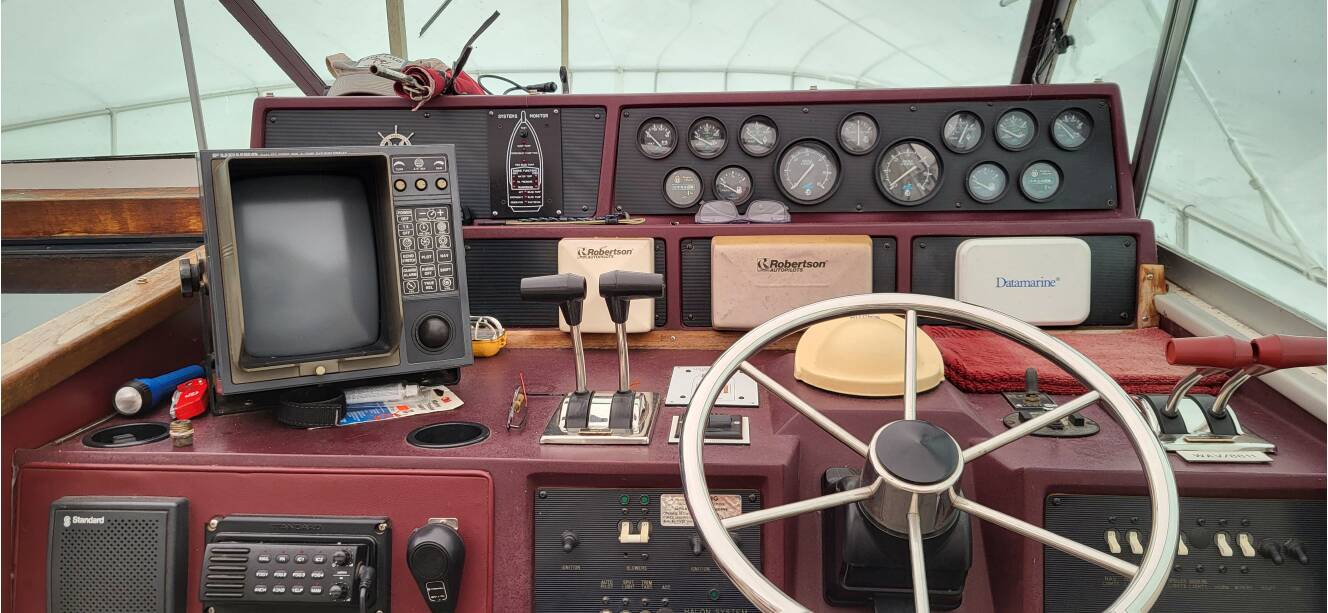 A photo of this 1990 Sea Ray 390 Express Cruiser