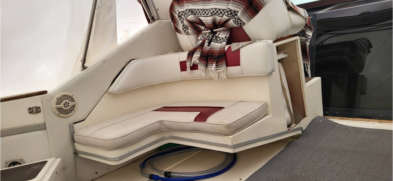 A photo of this 1990 Sea Ray 390 Express Cruiser