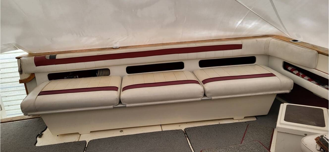 A photo of this 1990 Sea Ray 390 Express Cruiser
