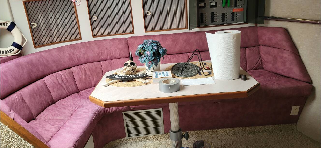 A photo of this 1990 Sea Ray 390 Express Cruiser