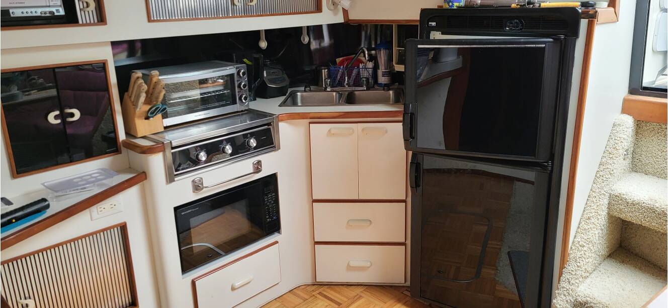 A photo of this 1990 Sea Ray 390 Express Cruiser
