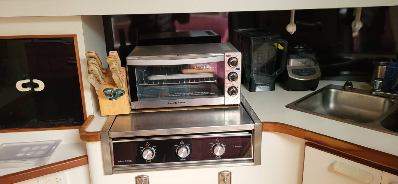 A photo of this 1990 Sea Ray 390 Express Cruiser