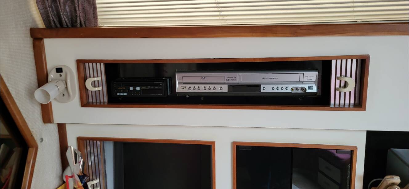 A photo of this 1990 Sea Ray 390 Express Cruiser