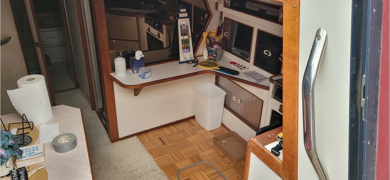 A photo of this 1990 Sea Ray 390 Express Cruiser
