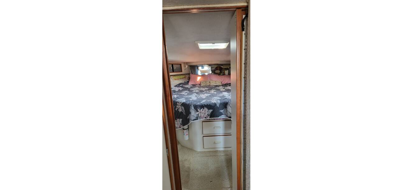 A photo of this 1990 Sea Ray 390 Express Cruiser