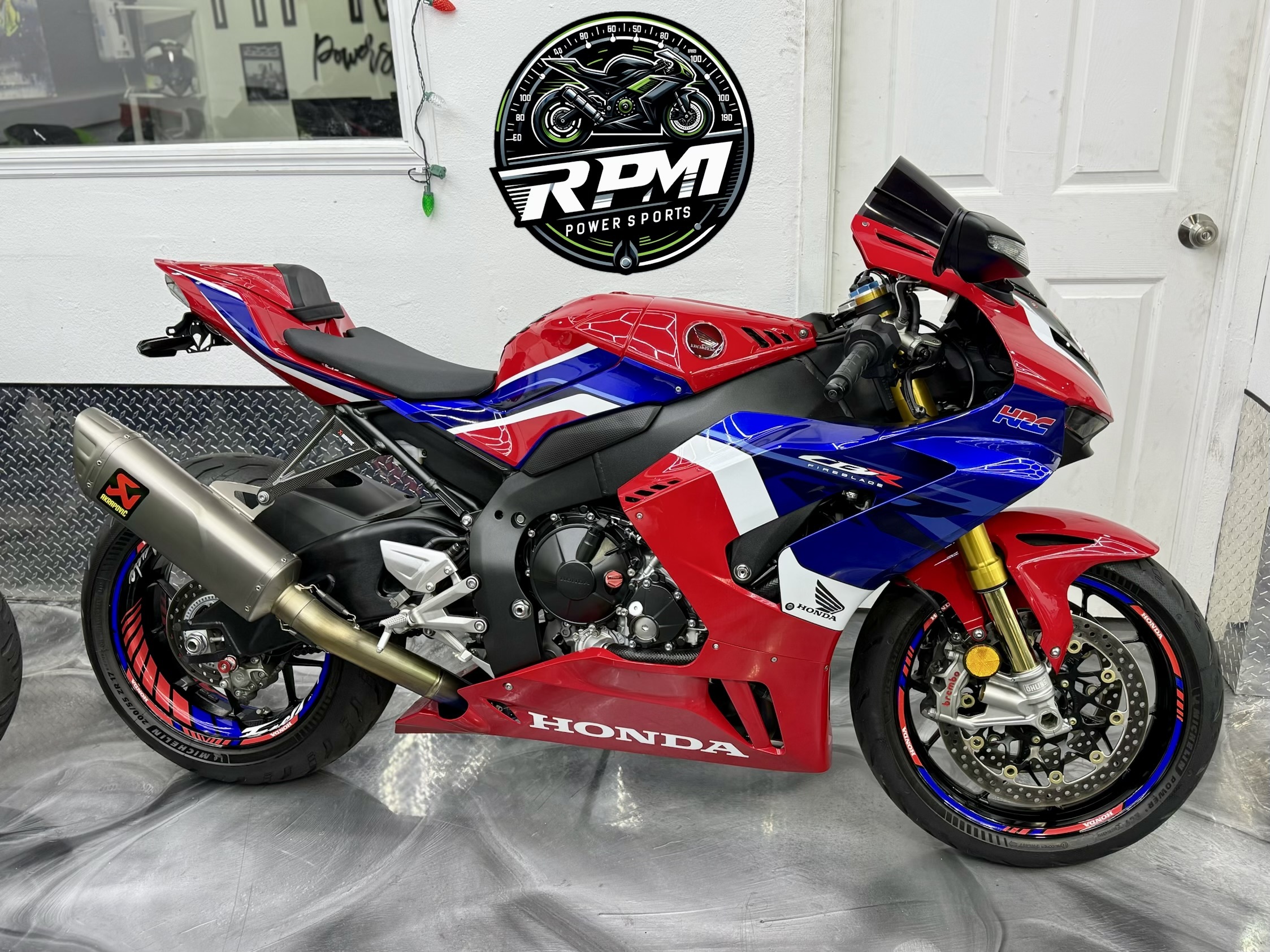 [送料込み]1/9 HONDA CBR1000RR-R FIREBLADE SP Honda CBR1000RR-R Fireblade SP 30th Anniversary White & Blue | HLJ.com