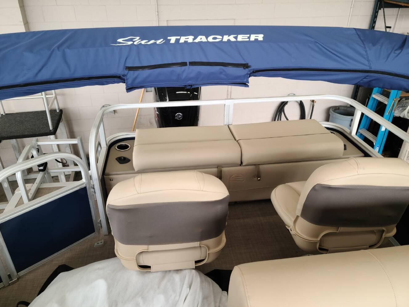 A photo of this 2021 Sun Tracker 21 Fishing Barge
