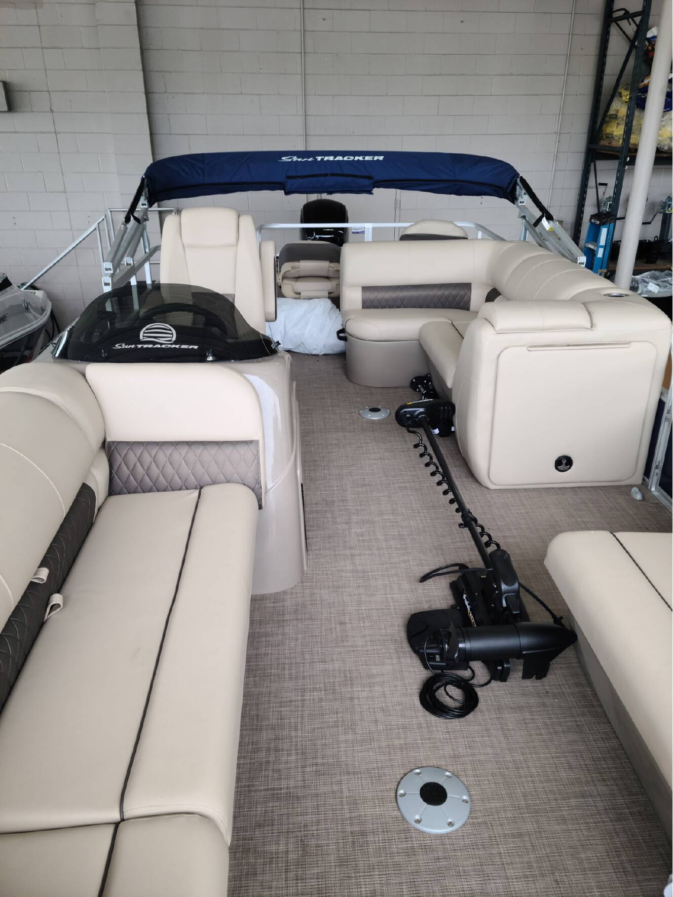 A photo of this 2021 Sun Tracker 21 Fishing Barge