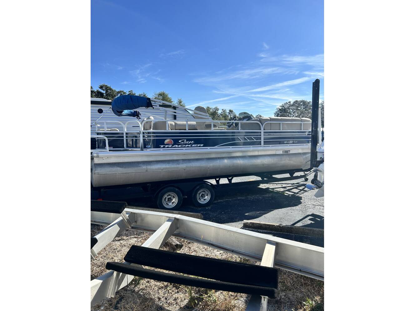 A photo of this 2021 Sun Tracker 21 Fishing Barge