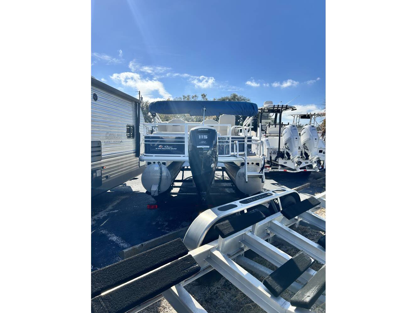 A photo of this 2021 Sun Tracker 21 Fishing Barge