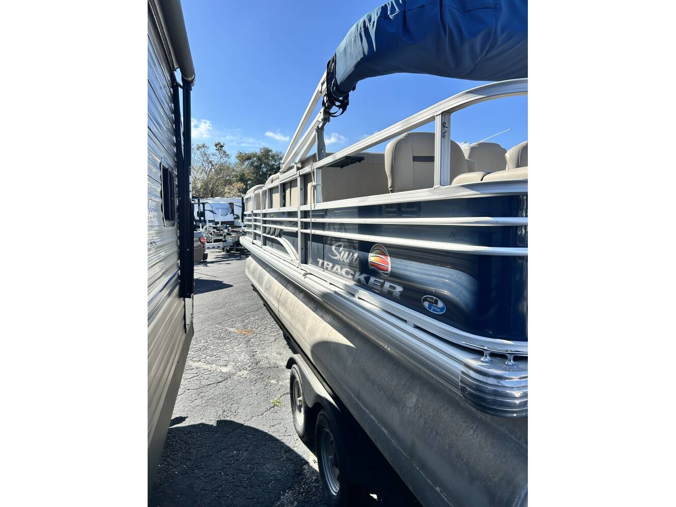 A photo of this 2021 Sun Tracker 21 Fishing Barge
