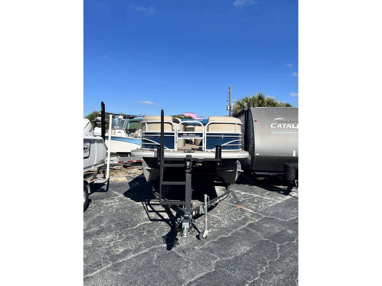A photo of this 2021 Sun Tracker 21 Fishing Barge