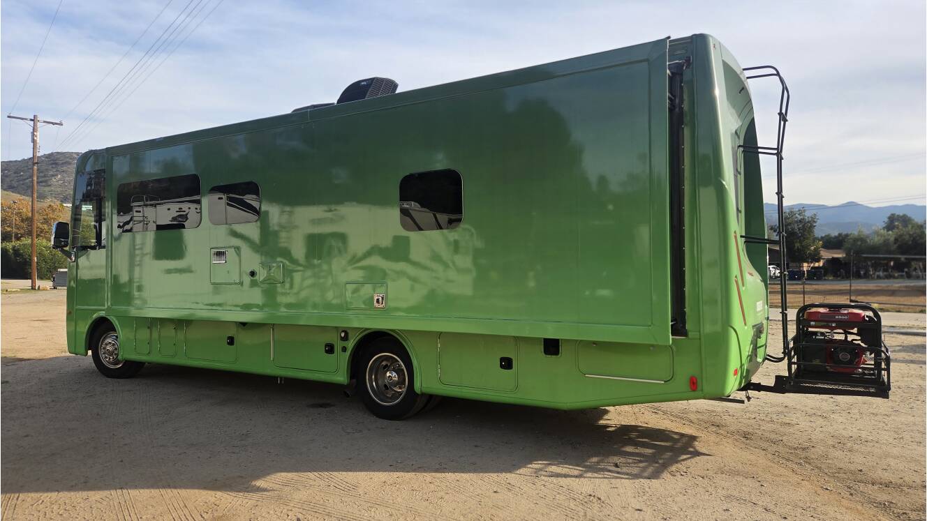 A photo of this 2018 Thor Motor Coach HURRICANE 29M