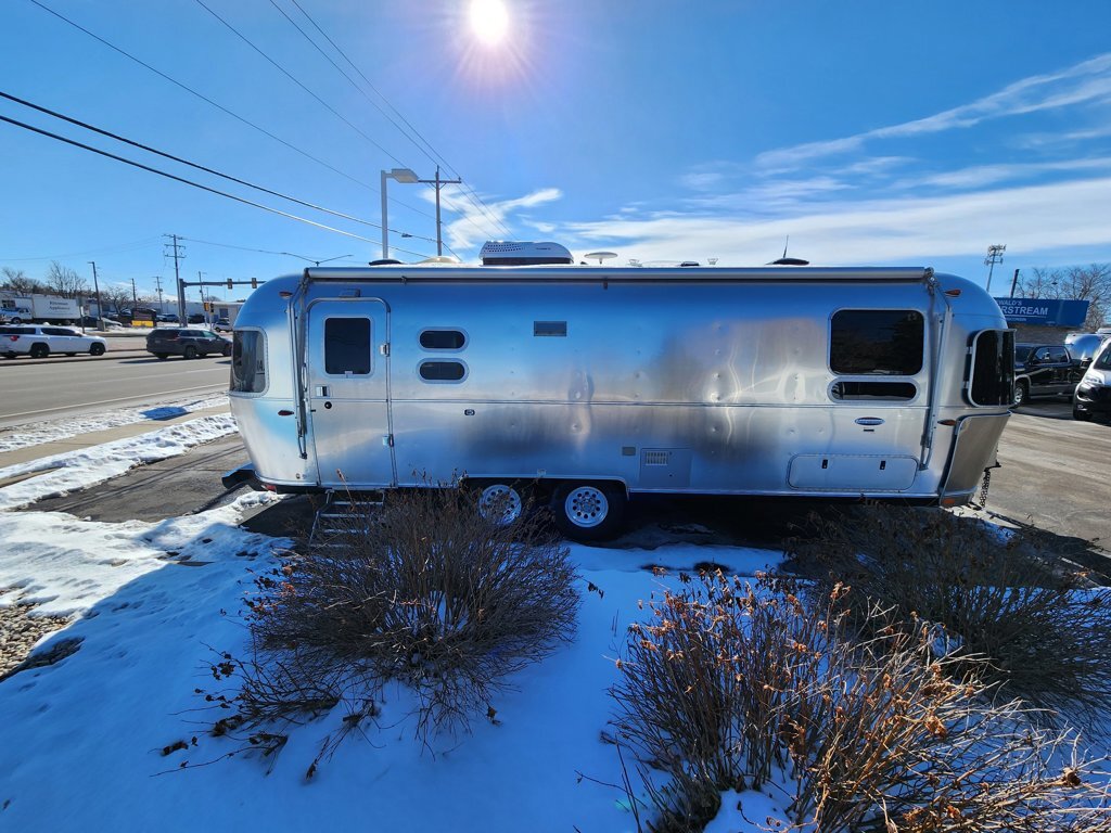 2018 Airstream International Serenity 27FB Twin in hales corners WI