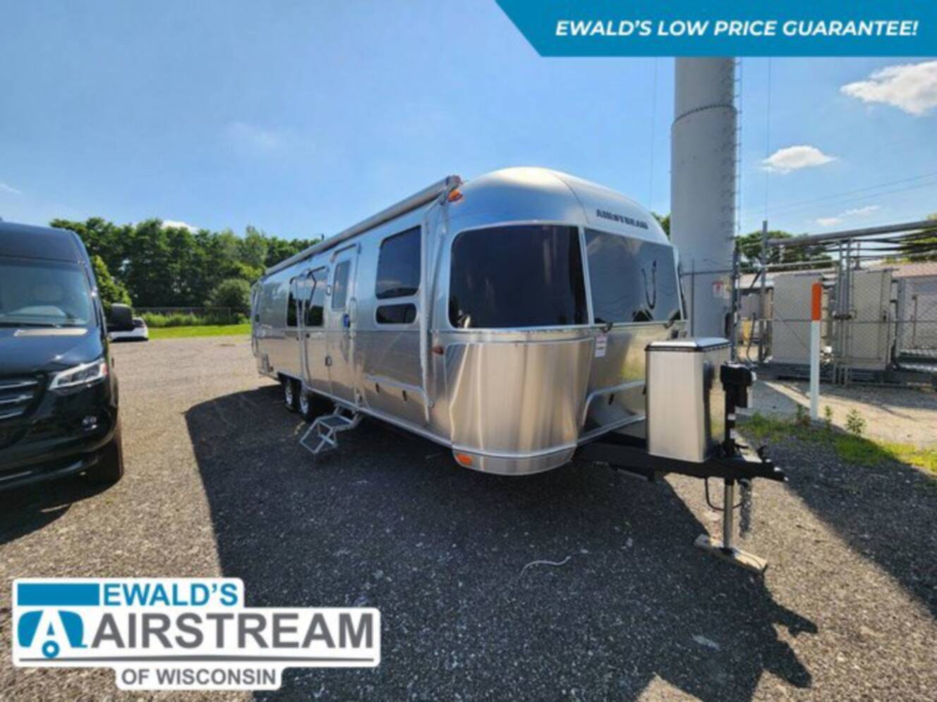 A photo of this 2025 Airstream Flying Cloud 30FB Bunk