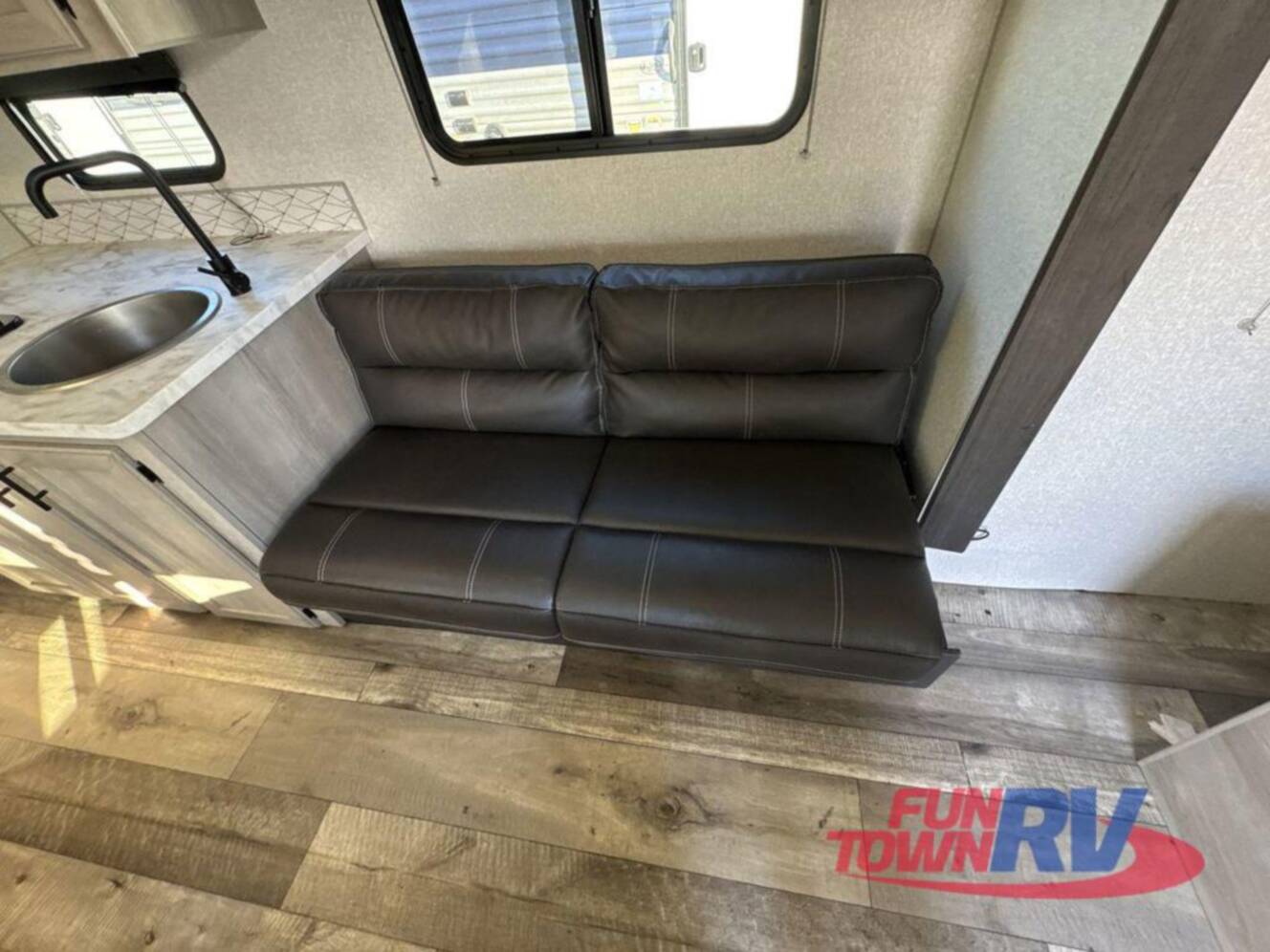 A photo of this 2022 Kz Escape E231BH