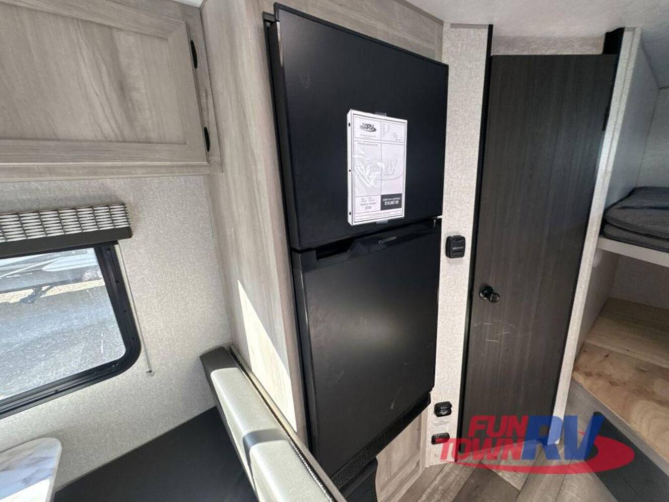 A photo of this 2022 Kz Escape E231BH