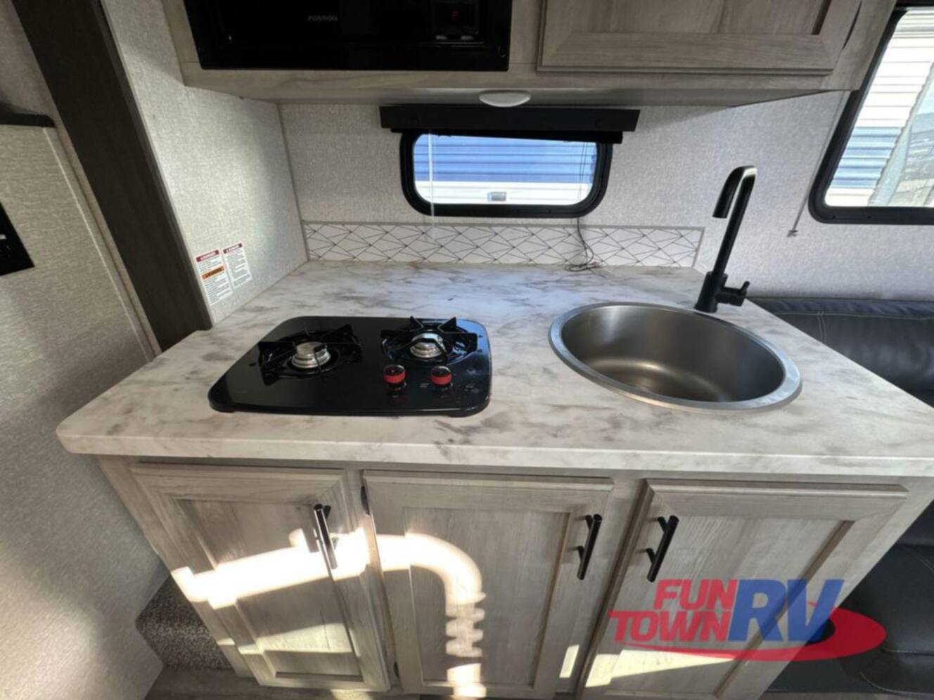 A photo of this 2022 Kz Escape E231BH