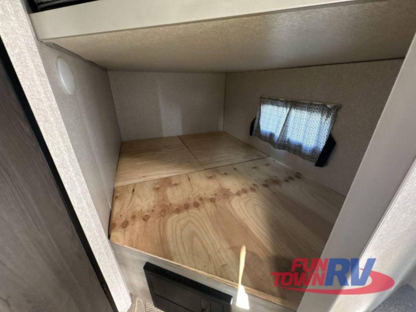A photo of this 2022 Kz Escape E231BH