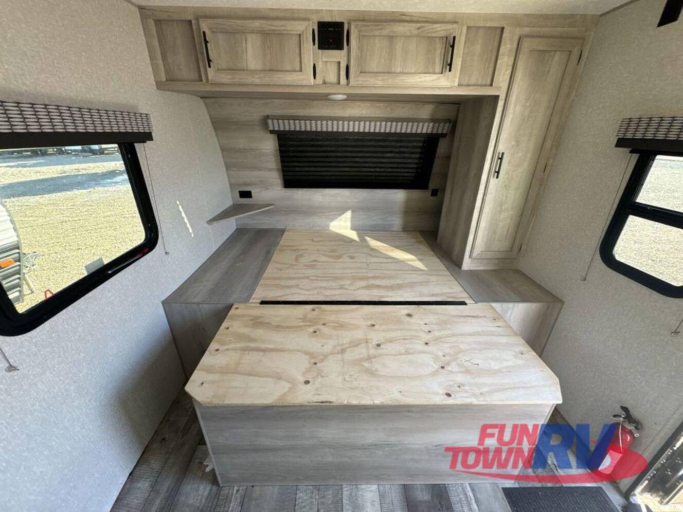A photo of this 2022 Kz Escape E231BH