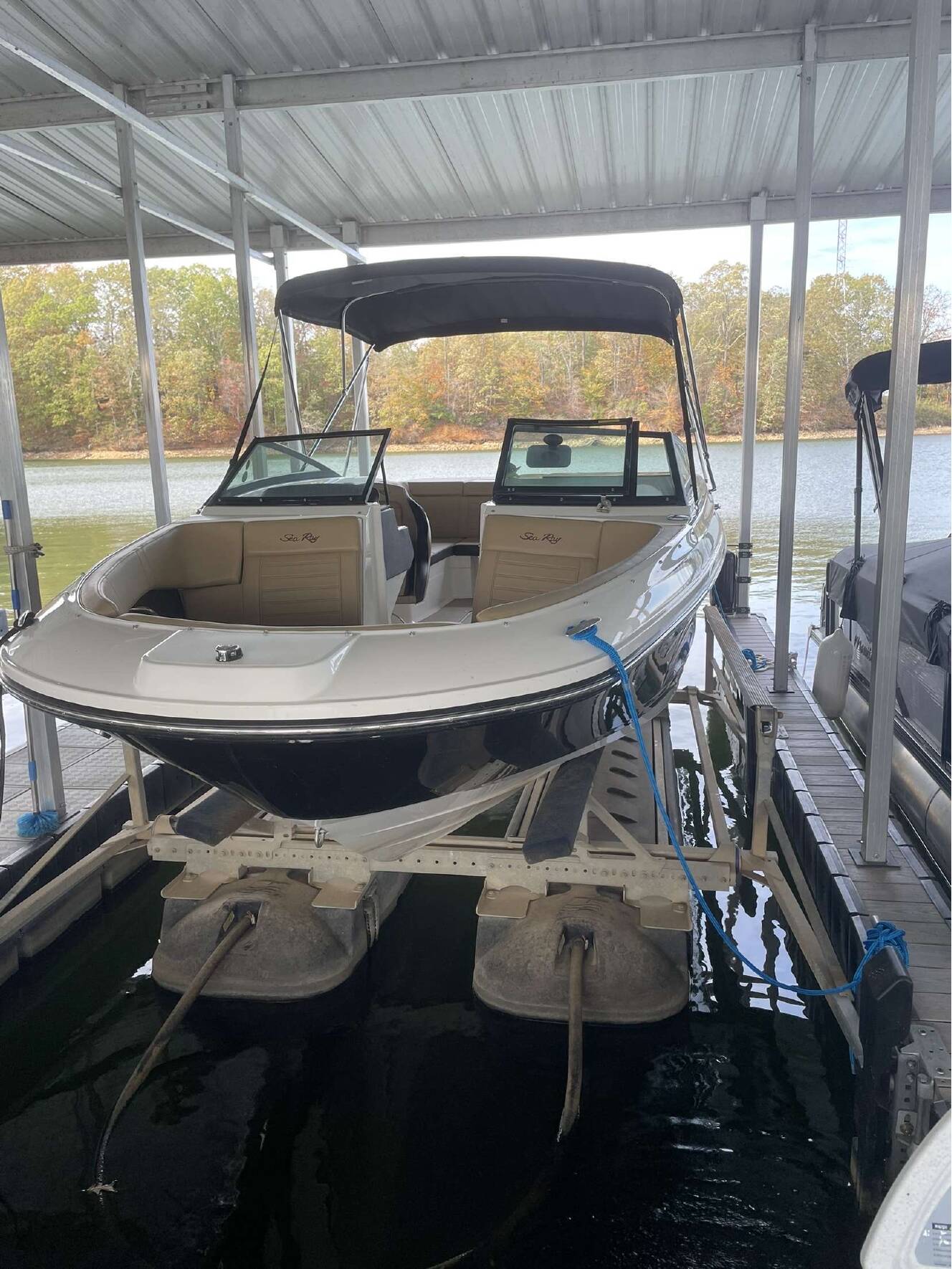 A photo of this 2020 Sea Ray 230 BOW RIDER