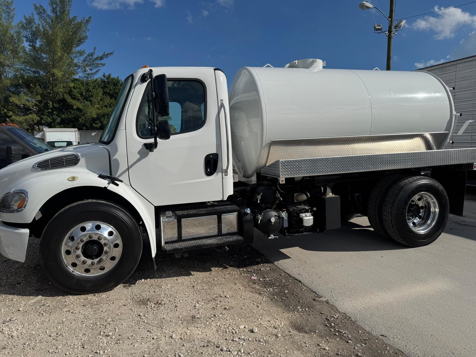 2019 FREIGHTLINER BUSINESS CLASS M2 106 in Miami, FL