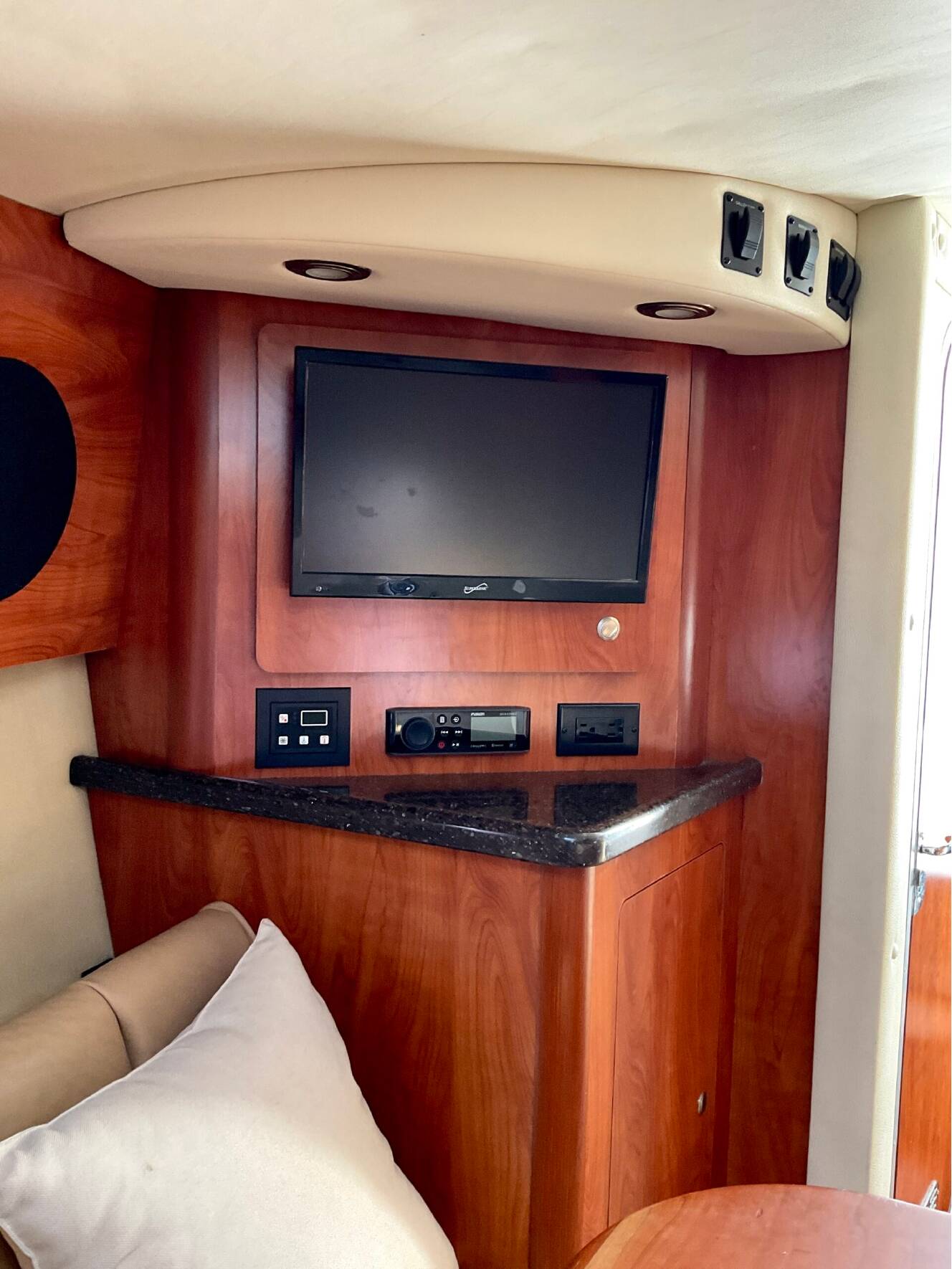 A photo of this 2013 Rinker 290 Express Cruiser