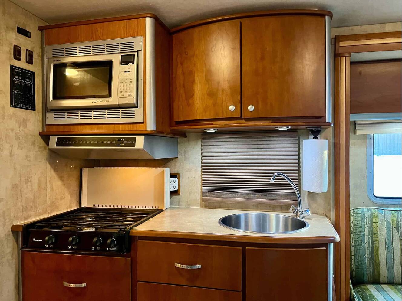 A photo of this 2007 Itasca NAVION 23H