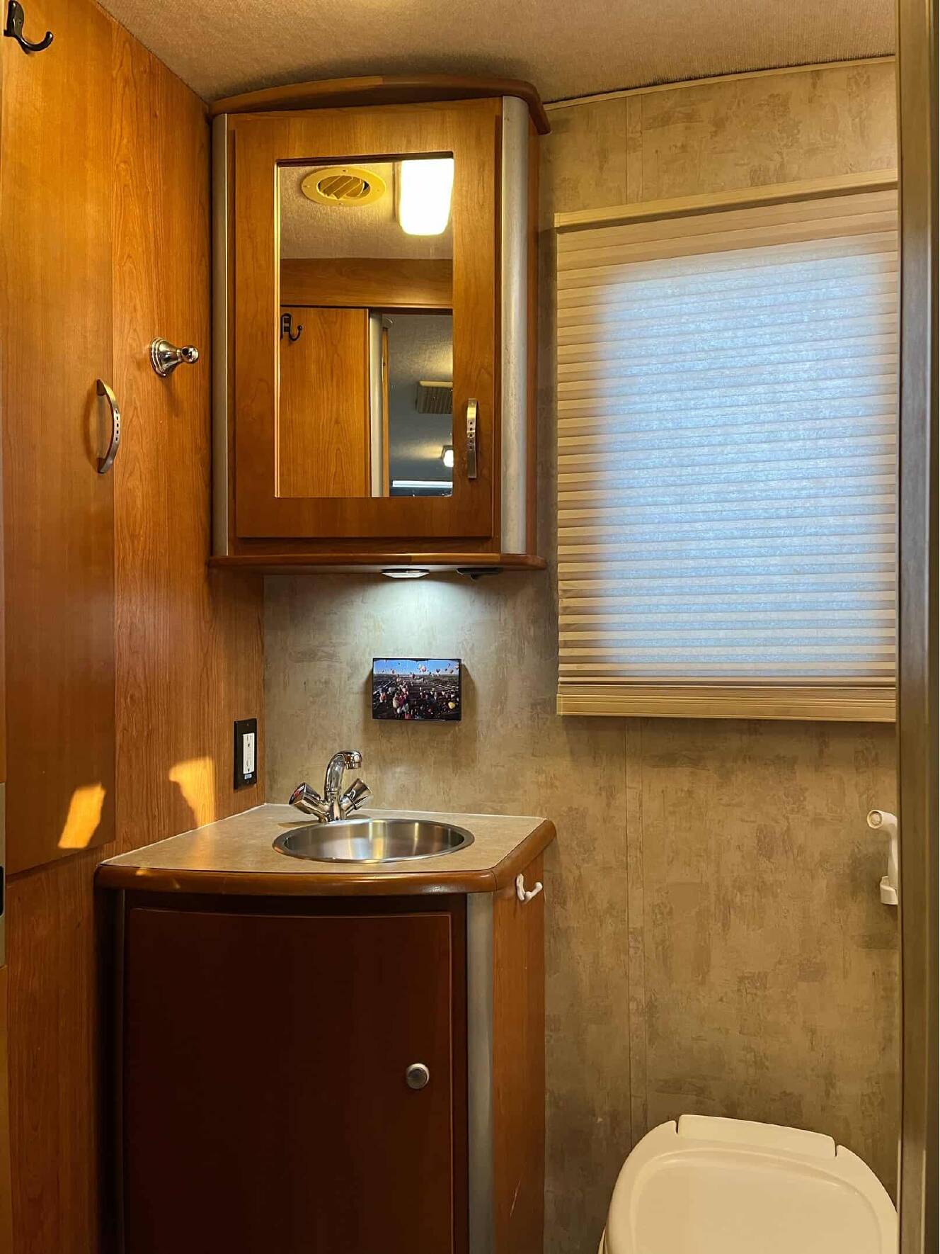 A photo of this 2007 Itasca NAVION 23H