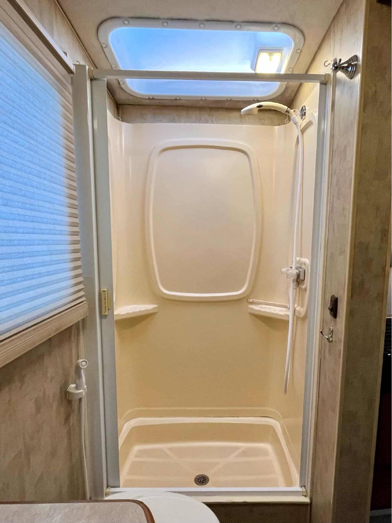 A photo of this 2007 Itasca NAVION 23H