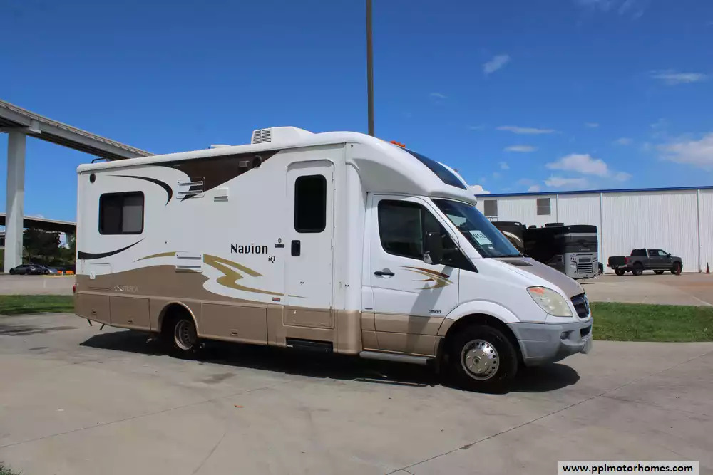 2013 Winnebago Itasca Navion Iq 24V in houston TX