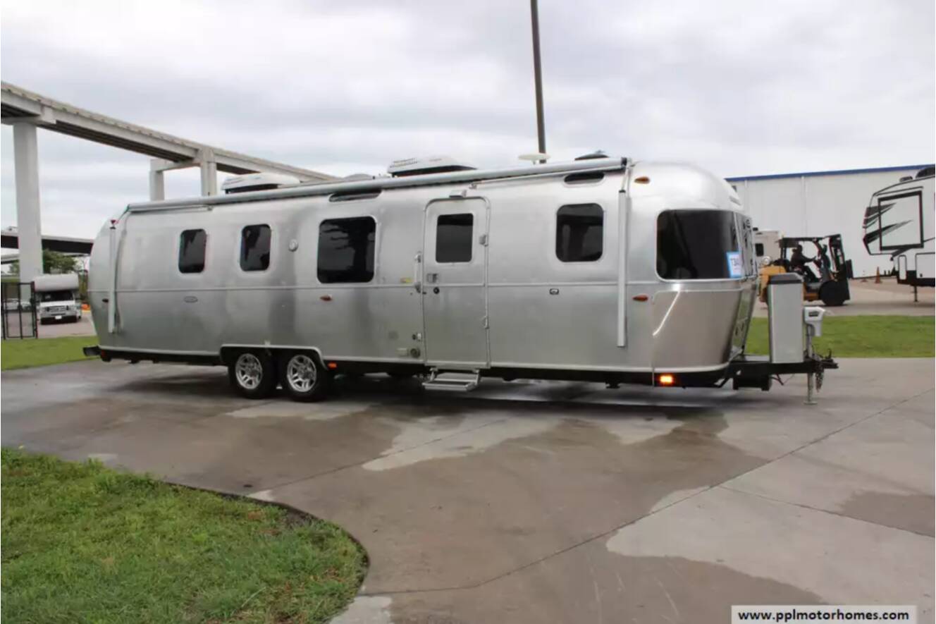 A photo of this 2018 Airstream Airstream Classic 33FBQ