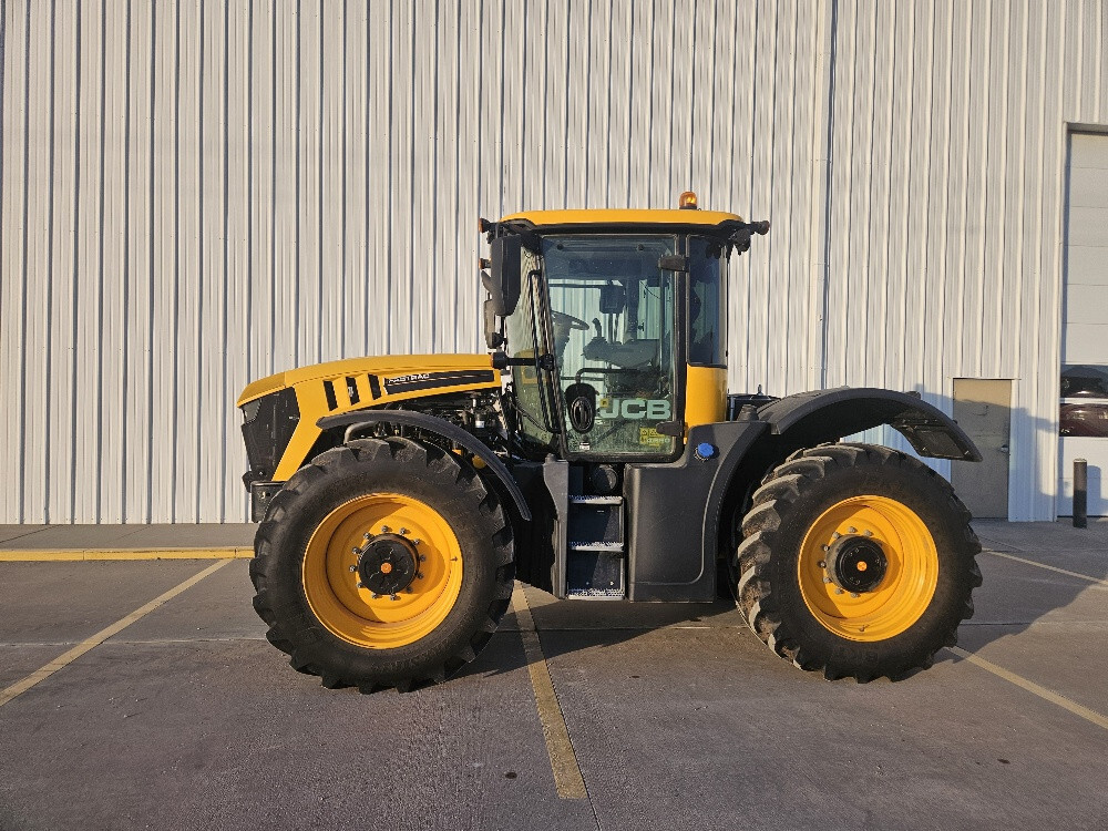 2020 JCB Fastrac 4220 in Wamego, KS
