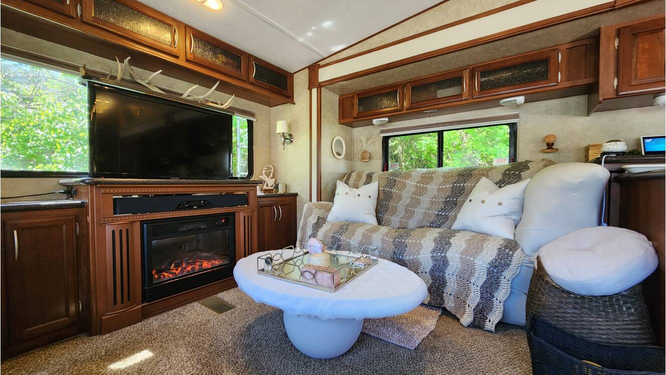 A photo of this 2014 Prime Time CRUSADER 325RES