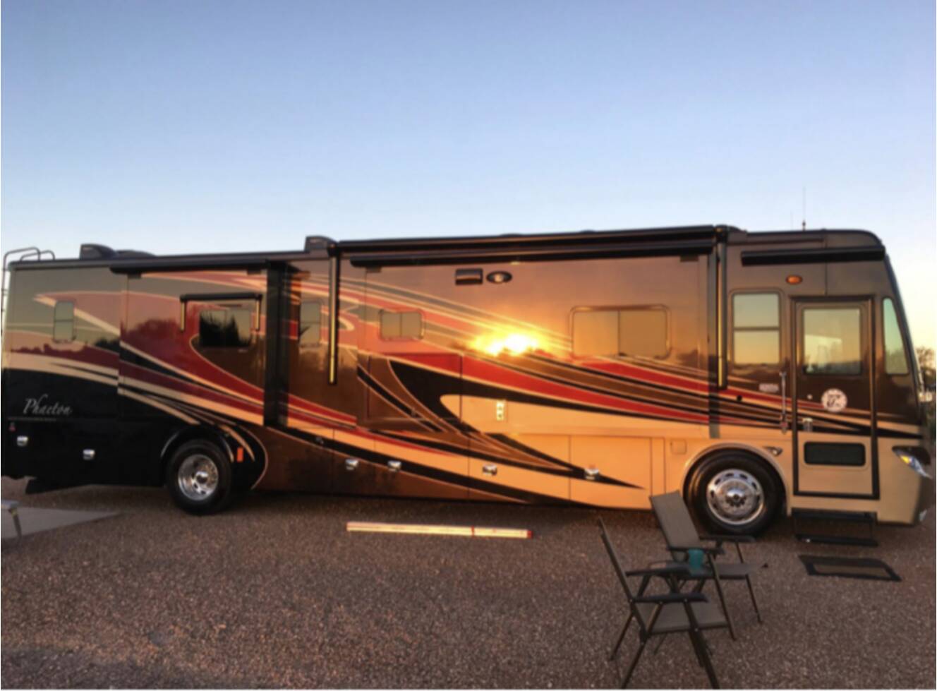 A photo of this 2014 Tiffin Motorhomes PHAETON 40 QBH