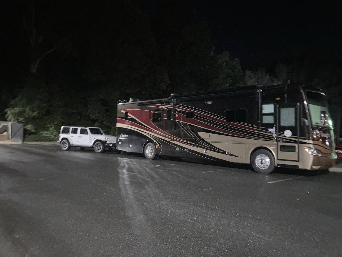 A photo of this 2014 Tiffin Motorhomes PHAETON 40 QBH