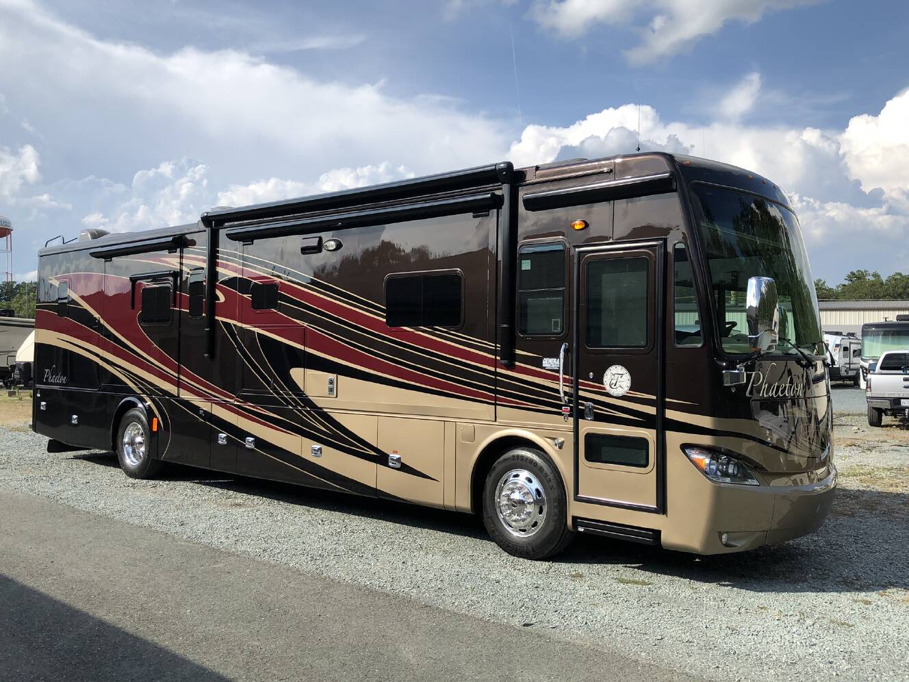 A photo of this 2014 Tiffin Motorhomes PHAETON 40 QBH
