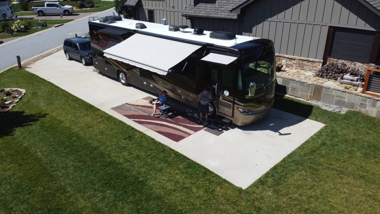 A photo of this 2014 Tiffin Motorhomes PHAETON 40 QBH