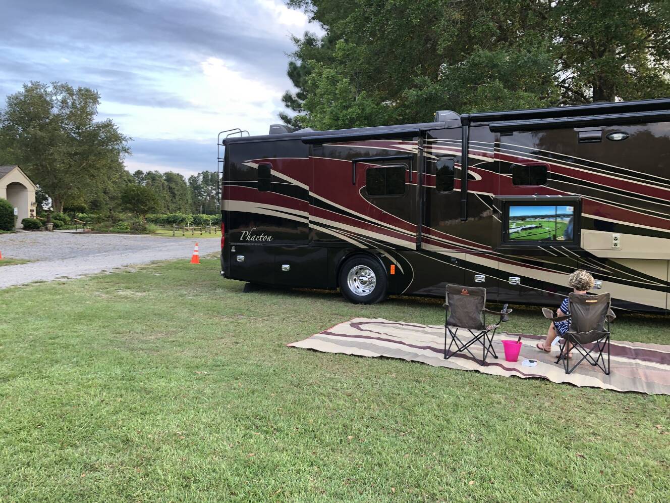 A photo of this 2014 Tiffin Motorhomes PHAETON 40 QBH