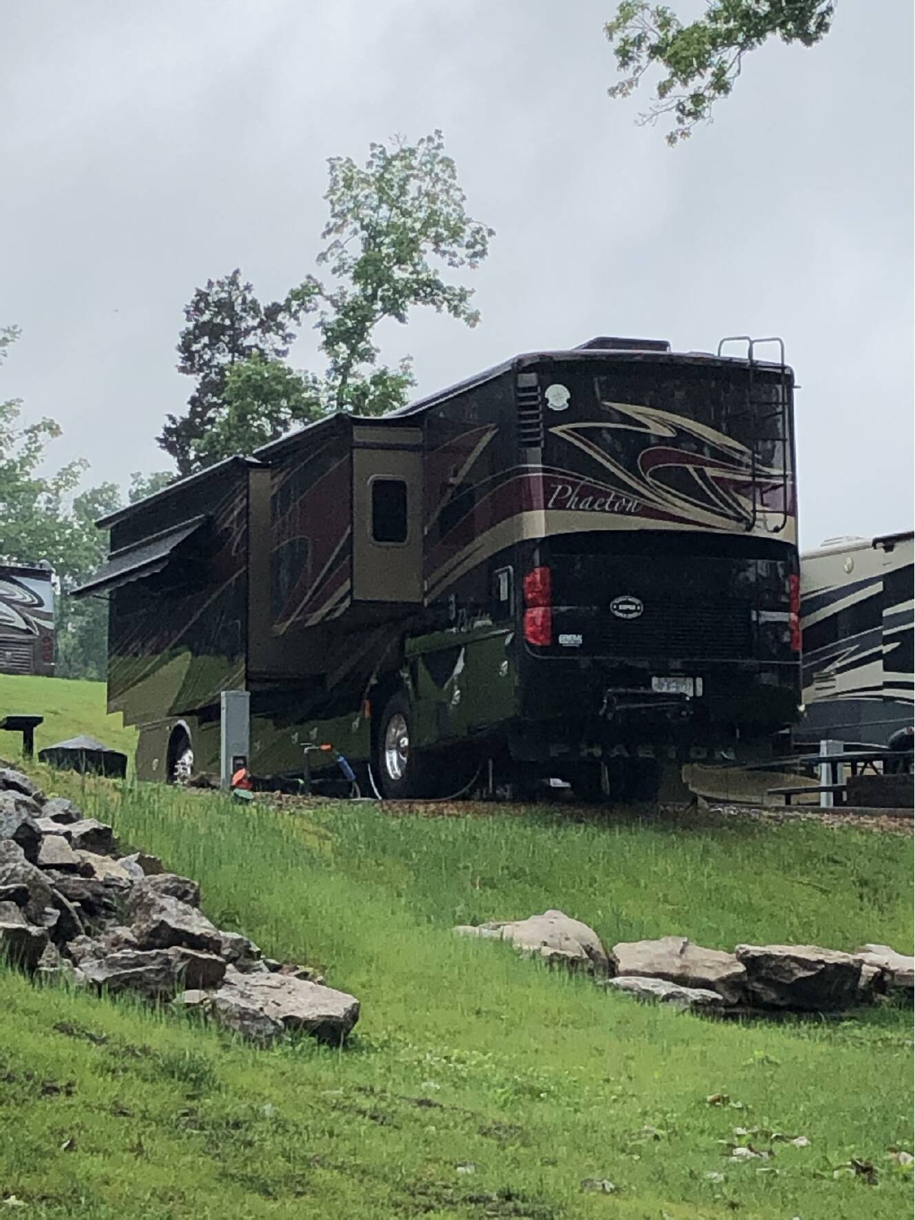 A photo of this 2014 Tiffin Motorhomes PHAETON 40 QBH