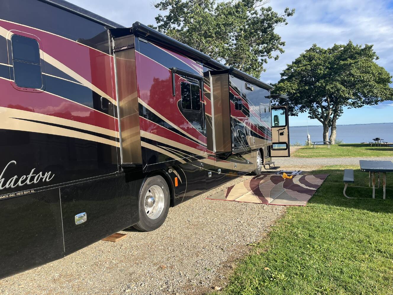 A photo of this 2014 Tiffin Motorhomes PHAETON 40 QBH
