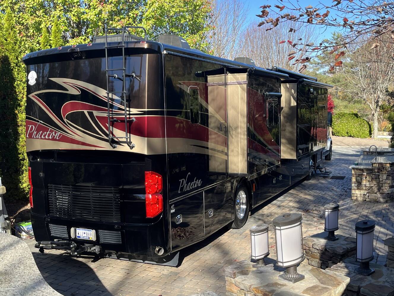 A photo of this 2014 Tiffin Motorhomes PHAETON 40 QBH