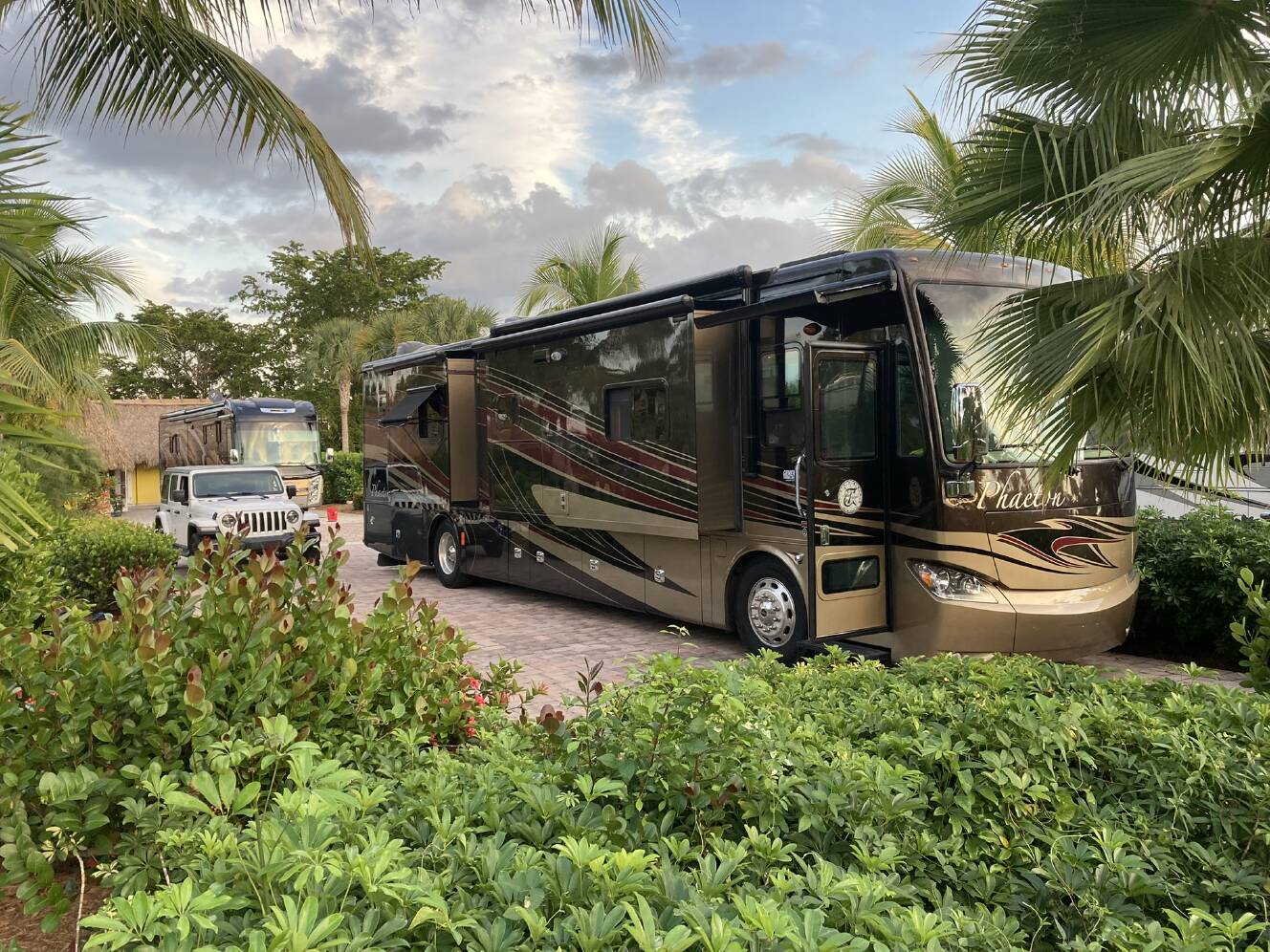 A photo of this 2014 Tiffin Motorhomes PHAETON 40 QBH
