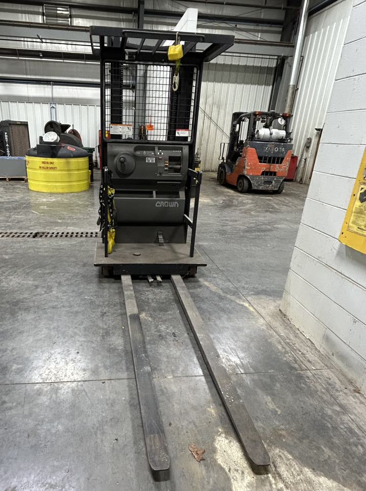 2002 Crown Equipment SP3010-30 in Bristol, PA