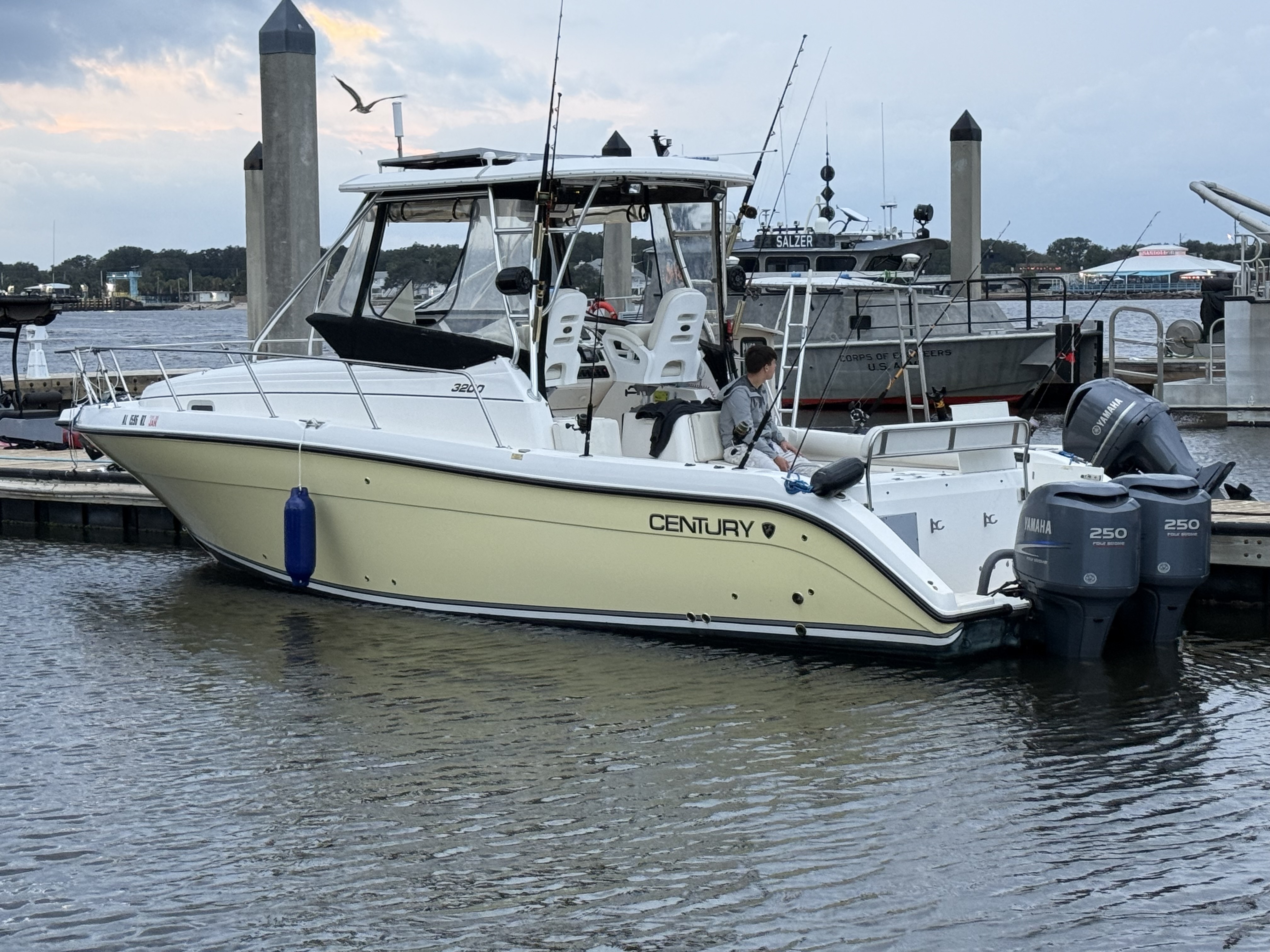 2006 Century 3200 WA Walkaround Boat boat