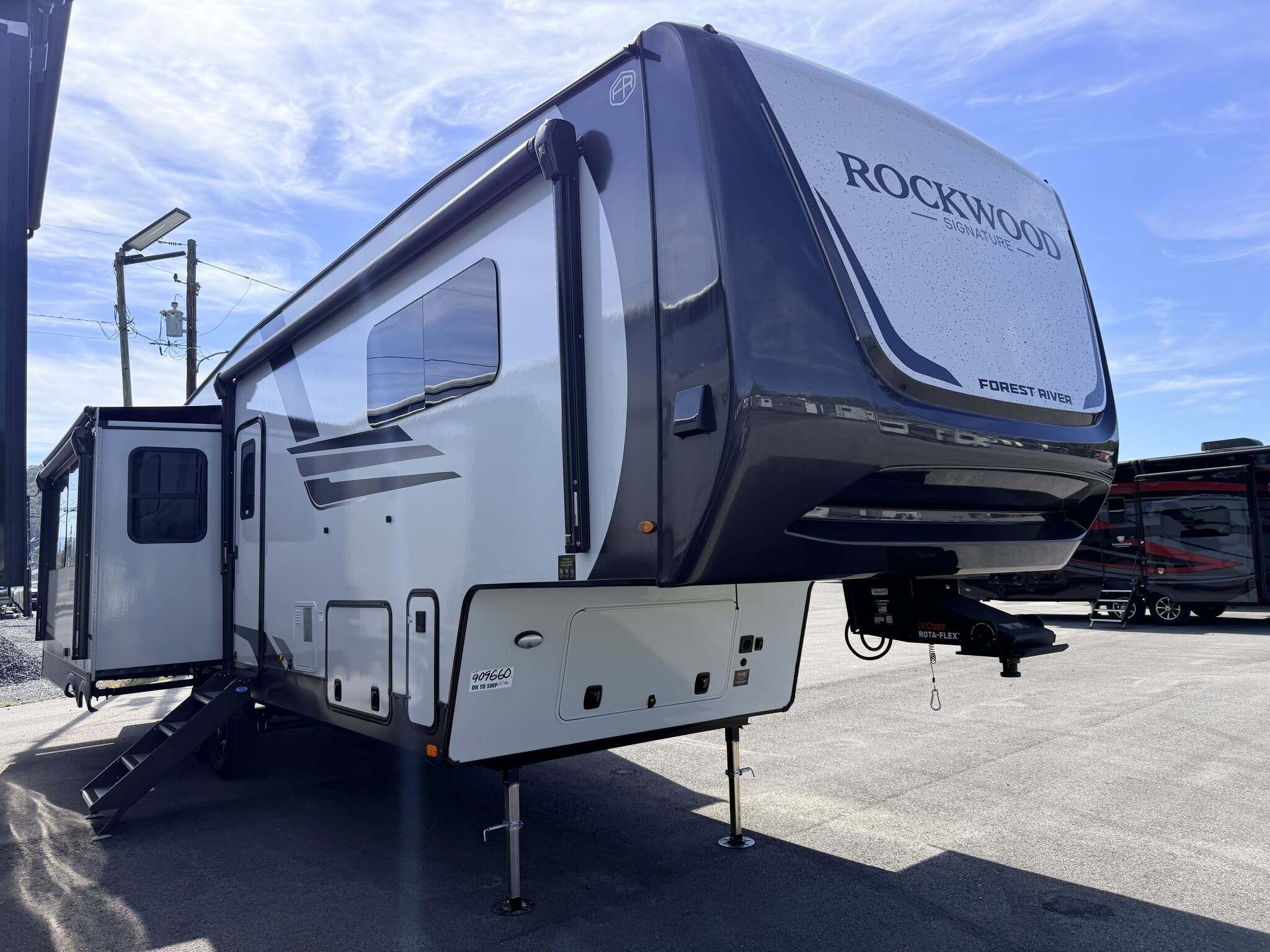 Forest River Rockwood Signature Fifth Wheels For Sale - RV Trader