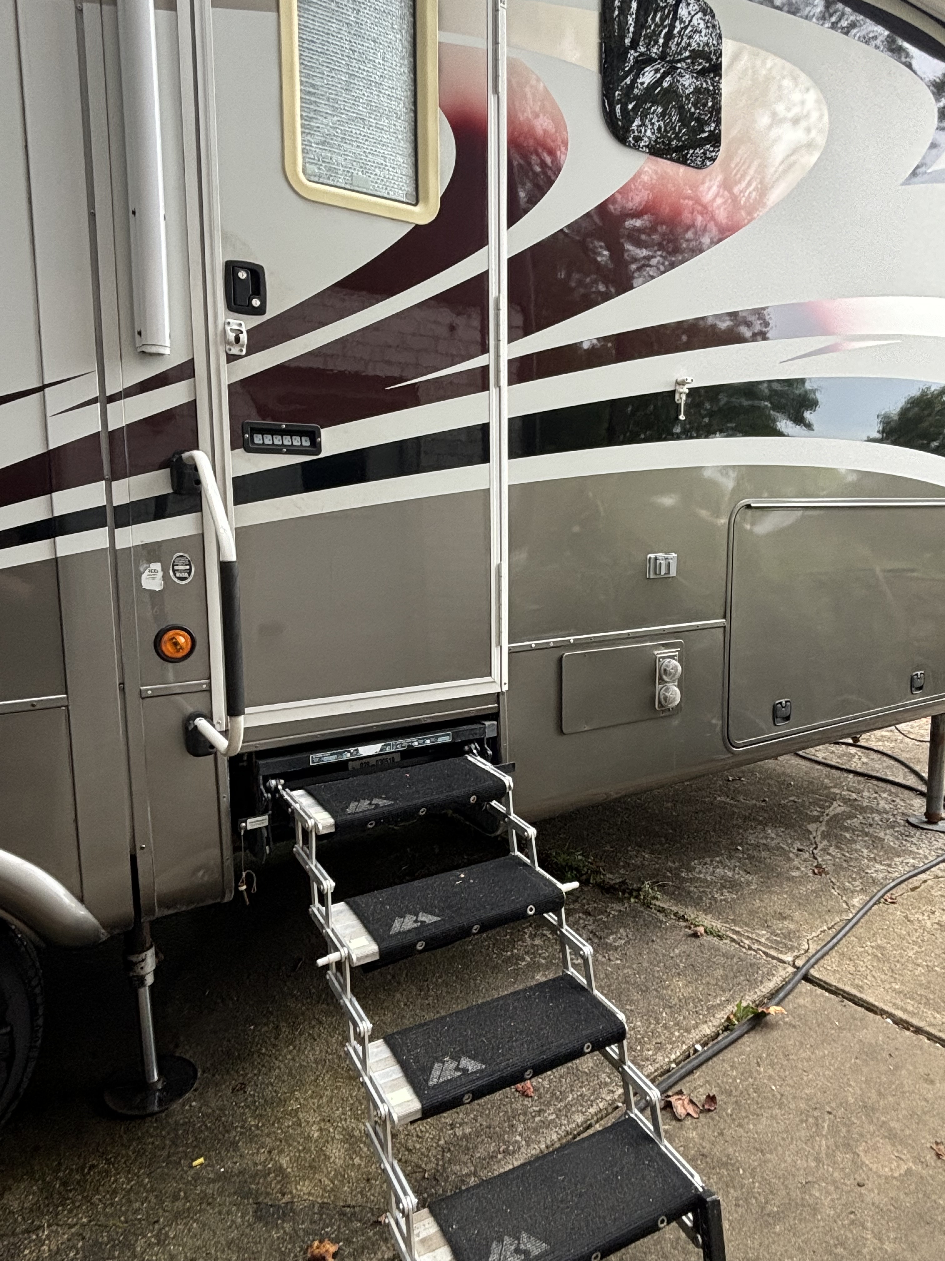 2014 DRV MOBILE SUITES 36RSSB3 in malvern OH