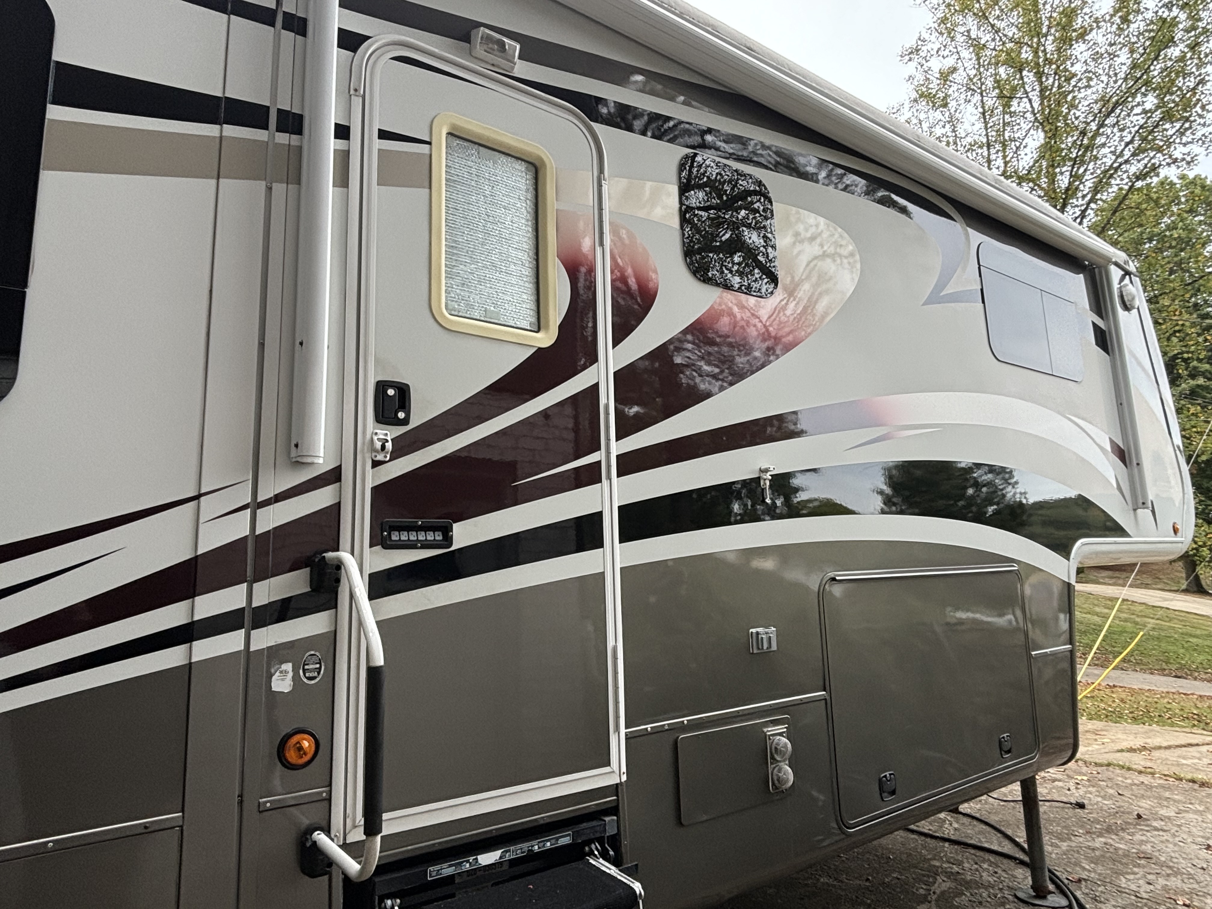 2014 DRV MOBILE SUITES 36RSSB3 in malvern OH