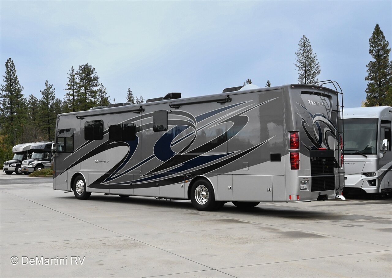 2021 Thor Venetian R40 in grass valley CA